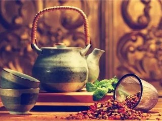 成都的天气，是泡在茶碗里的