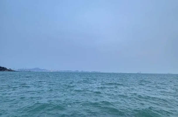 青岛明天天气，海雾散去后的温暖晴空，适宜漫步海边